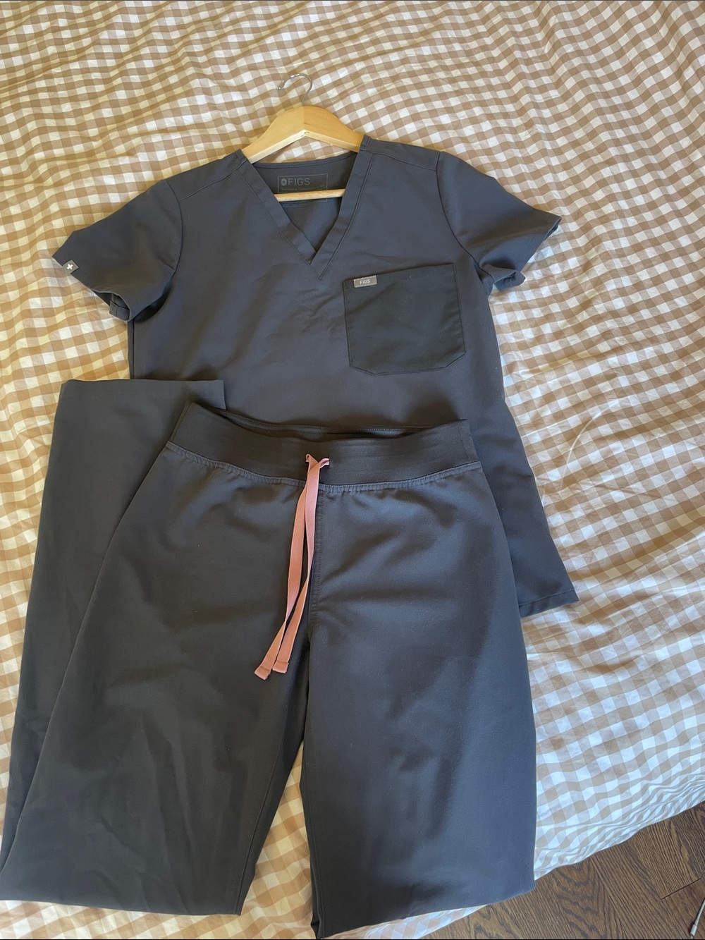 FIGS charcoal Scrub Set with Pink Drawstring